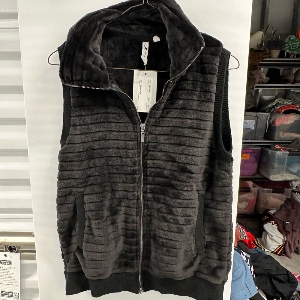 Cable & Gauge Black Fleece Vest